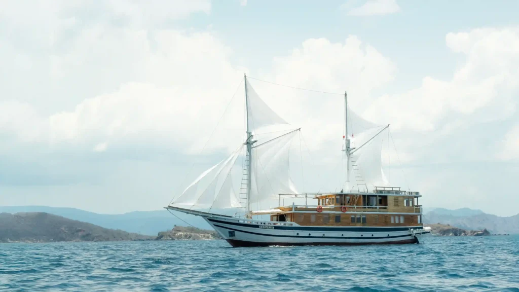 Sailing Cruise in Komodo: Wind Seasons, Routes & What to Expect